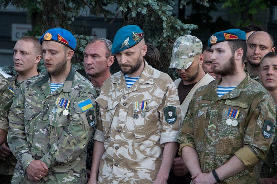 Десантники не умирают, они уходят в небо: в Днепре почтили память погибших воинов Украины 8