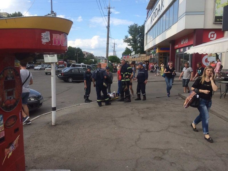 На проспекте Героев строителя засыпало землей и камнями 1