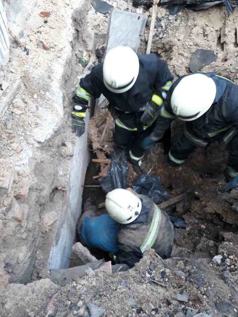 В Днепре мужчину привалило землей в заброшенном подвале 1