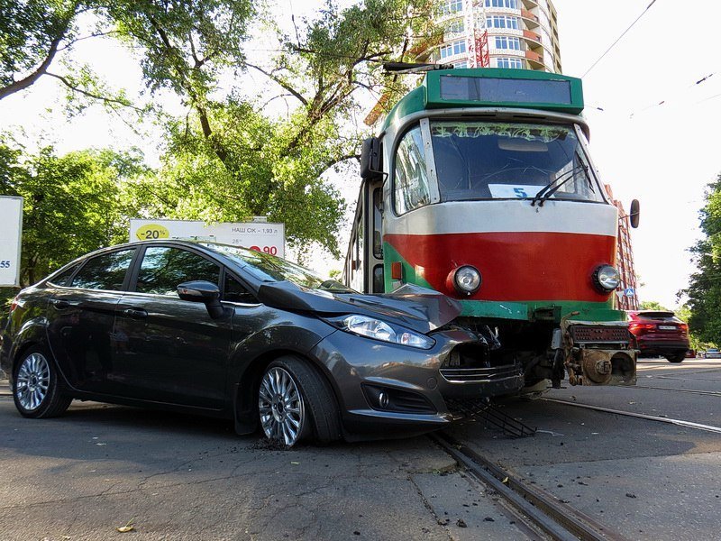 ДТП на Святослава Храброго: столкнулись Ford и трамвай 1