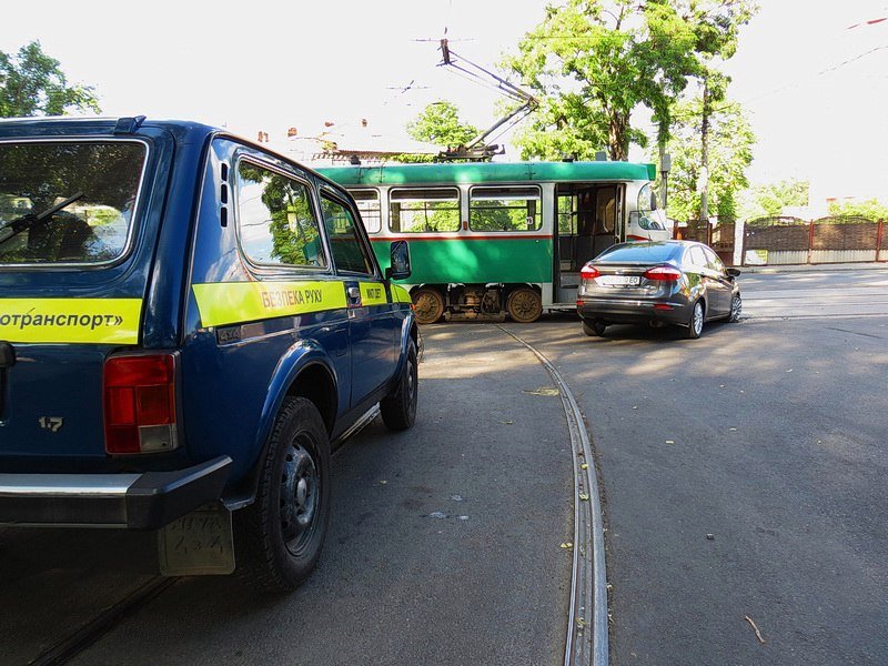 ДТП на Святослава Храброго: столкнулись Ford и трамвай 2