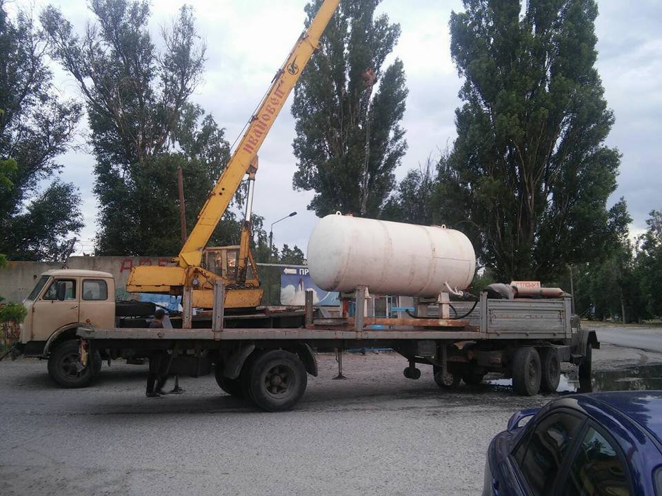 В Днепре массово демонтируют заправки: мэр Филатов поучаствовал в работах 1