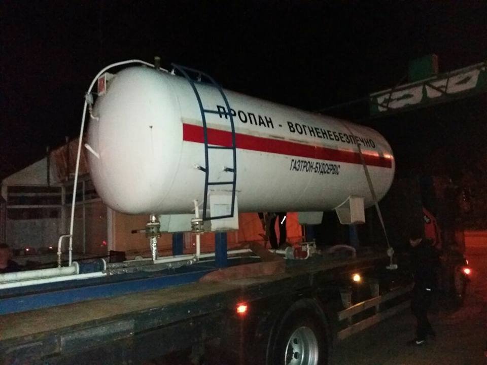 В Днепре массово демонтируют заправки: мэр Филатов поучаствовал в работах 3