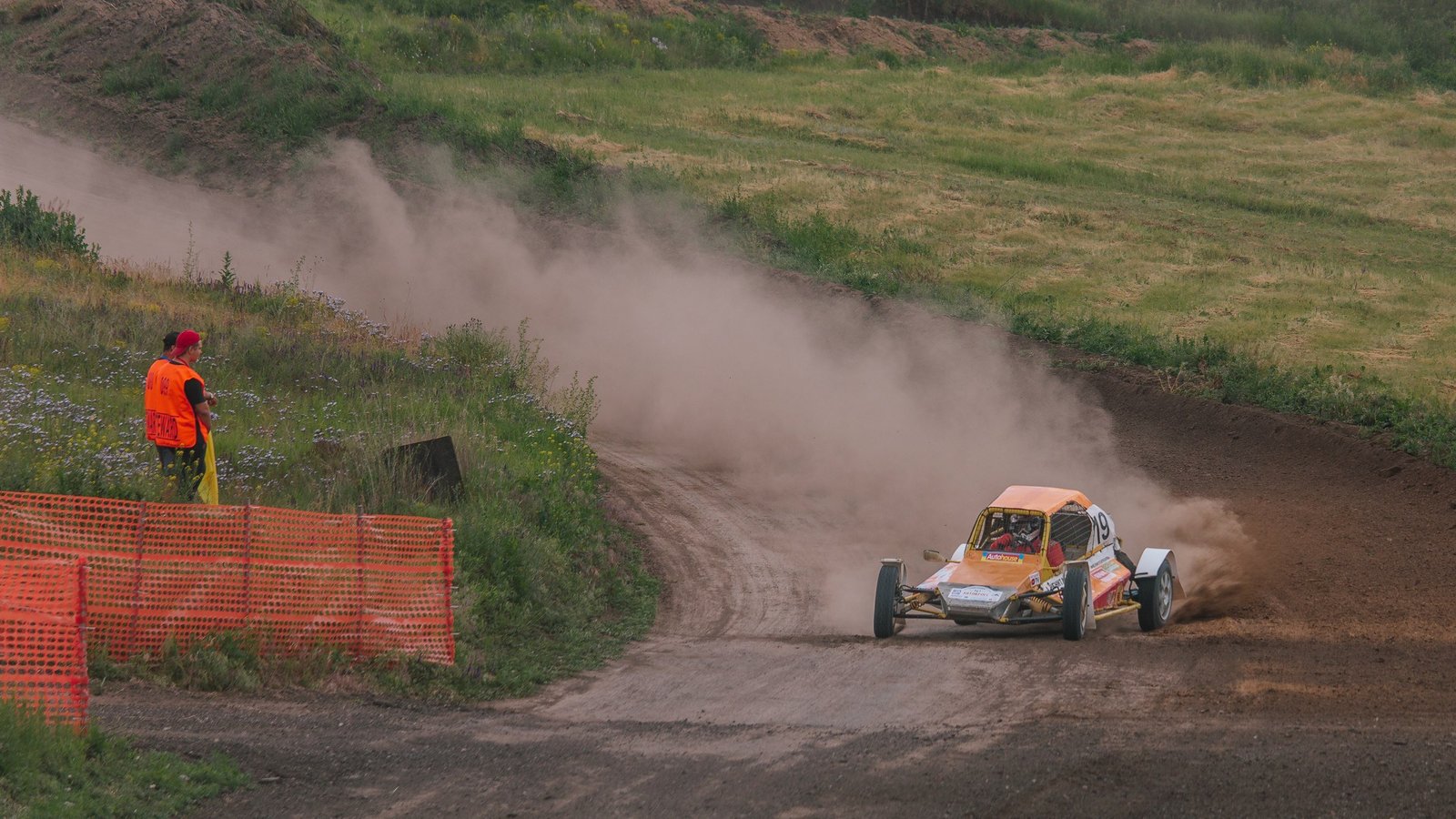 Рев моторов, бешеная скорость и адреналин: под Днепром состоялся Чемпионат по автокроссу 3