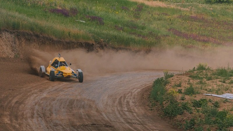 Рев моторов, бешеная скорость и адреналин: под Днепром состоялся Чемпионат по автокроссу 10