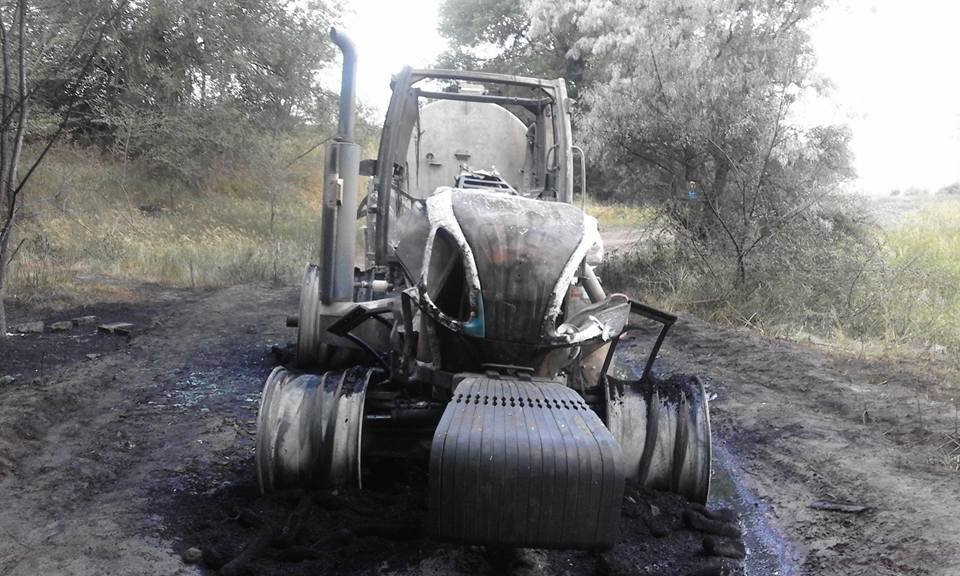 Экологический скандал под Днепром: трактор птицефабрики подожгли коктейлями Молотова 1