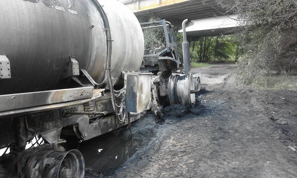 Экологический скандал под Днепром: трактор птицефабрики подожгли коктейлями Молотова 3