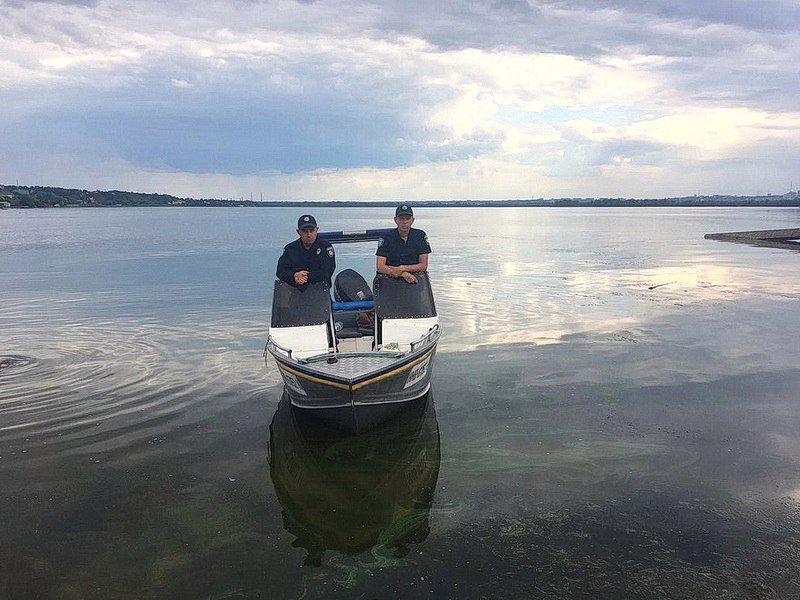 Допрыгались: четверо подростков плыли по Днепру на оторвавшемся пирсе 1