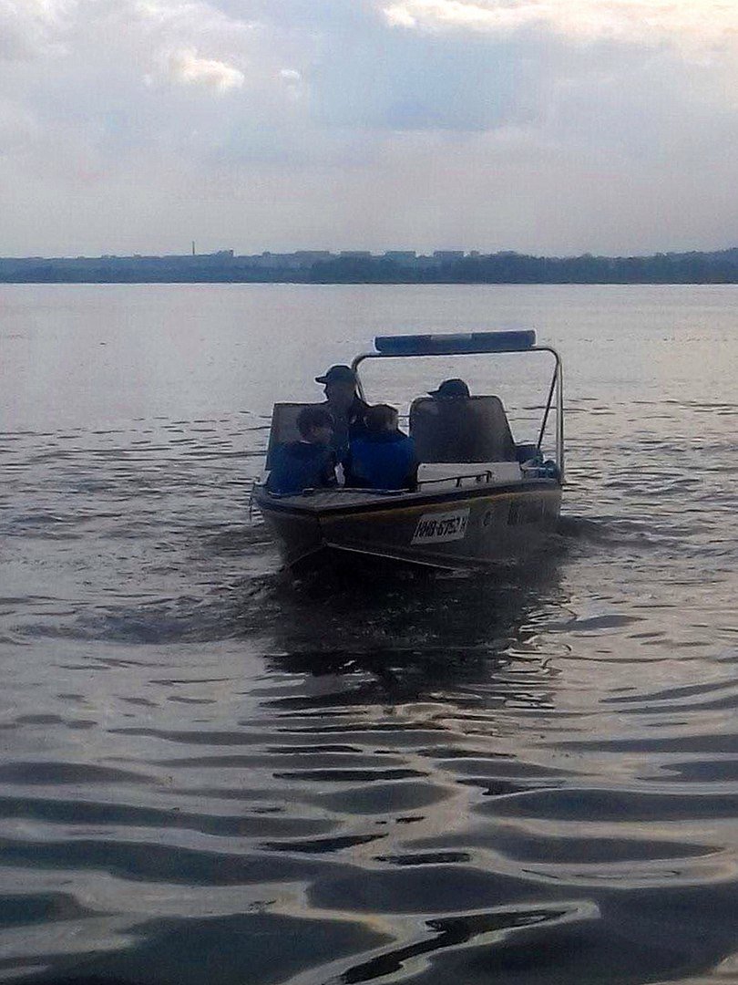 Допрыгались: четверо подростков плыли по Днепру на оторвавшемся пирсе 2