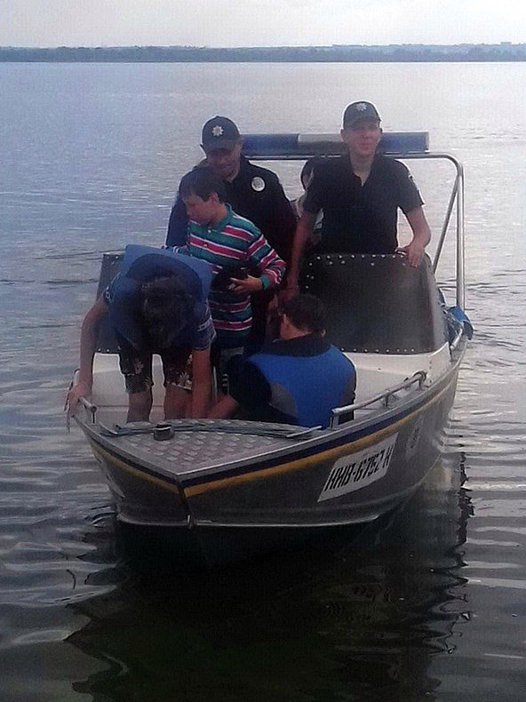 Допрыгались: четверо подростков плыли по Днепру на оторвавшемся пирсе 3