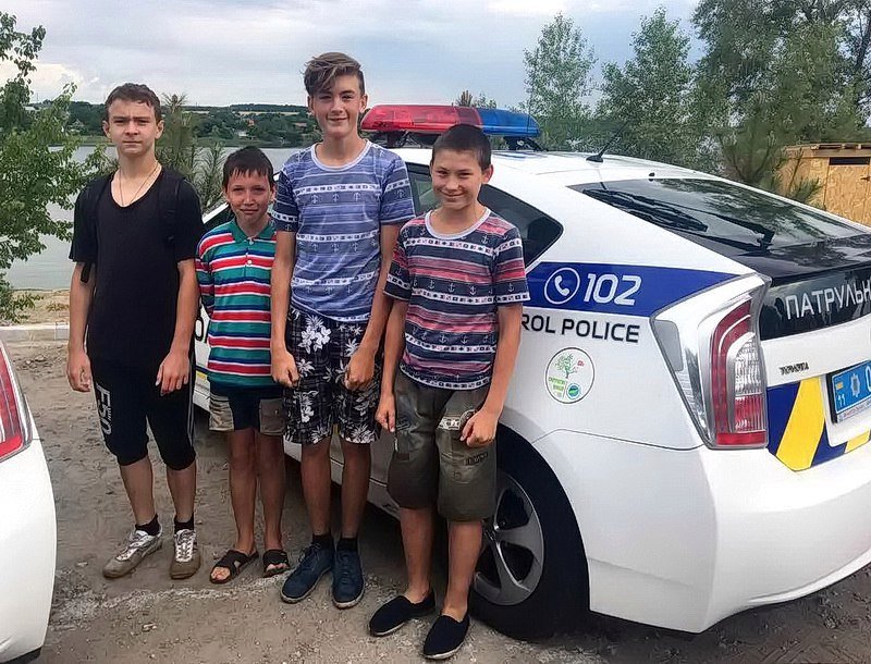 Допрыгались: четверо подростков плыли по Днепру на оторвавшемся пирсе 4