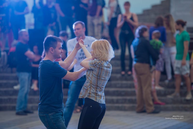 Общение на языке танца: жители Днепра устраивают на Набережной "социальные танцы" 1