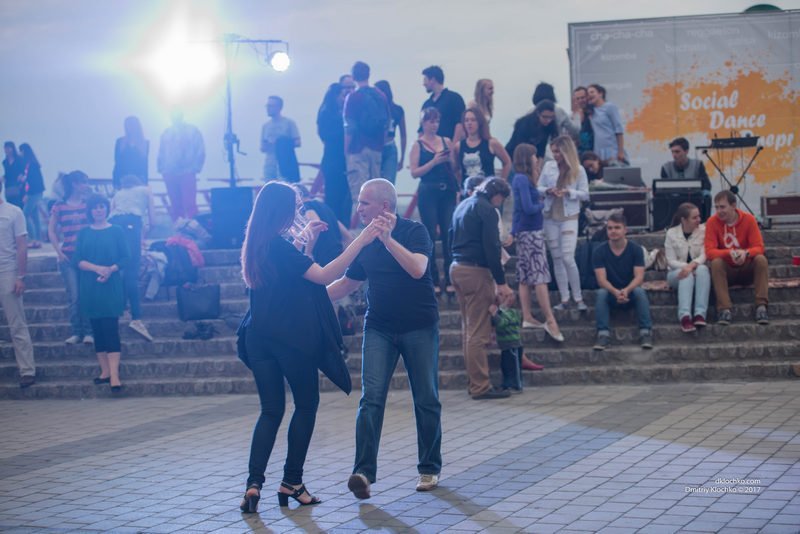 Общение на языке танца: жители Днепра устраивают на Набережной "социальные танцы" 2