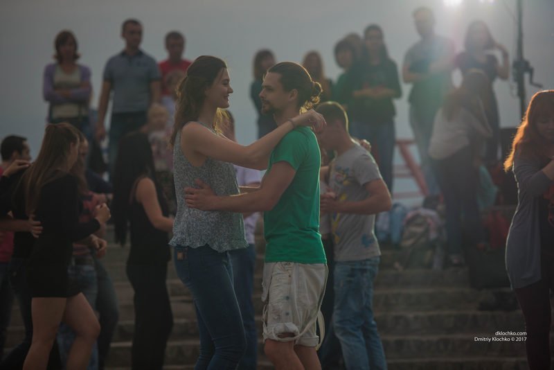 Общение на языке танца: жители Днепра устраивают на Набережной "социальные танцы" 3