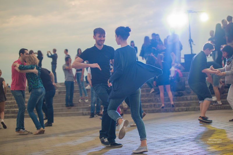 Общение на языке танца: жители Днепра устраивают на Набережной "социальные танцы" 5