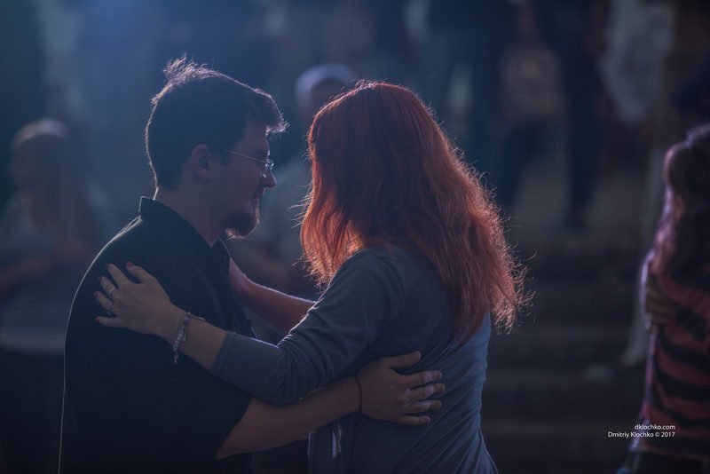 Общение на языке танца: жители Днепра устраивают на Набережной "социальные танцы" 6