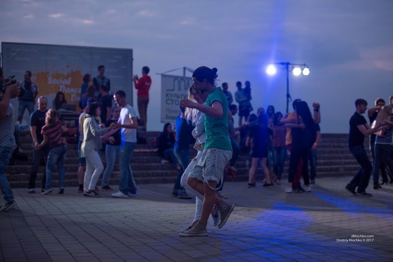 Общение на языке танца: жители Днепра устраивают на Набережной "социальные танцы" 7