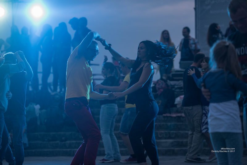 Общение на языке танца: жители Днепра устраивают на Набережной "социальные танцы" 8