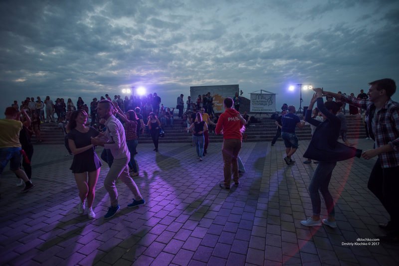 Общение на языке танца: жители Днепра устраивают на Набережной "социальные танцы" 10