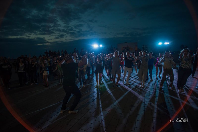 Общение на языке танца: жители Днепра устраивают на Набережной "социальные танцы" 11