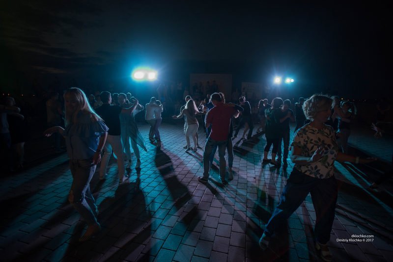 Общение на языке танца: жители Днепра устраивают на Набережной "социальные танцы" 13