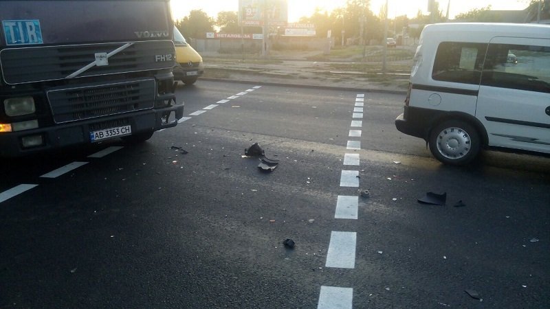 ДТП на Донецком шоссе: дорогу не поделили Opel и фура Volvo 1