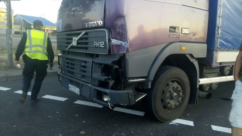 ДТП на Донецком шоссе: дорогу не поделили Opel и фура Volvo 3