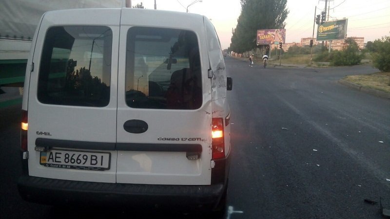 ДТП на Донецком шоссе: дорогу не поделили Opel и фура Volvo 4