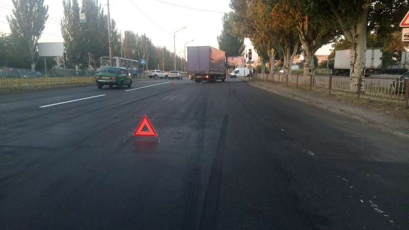 ДТП на Донецком шоссе: дорогу не поделили Opel и фура Volvo 5