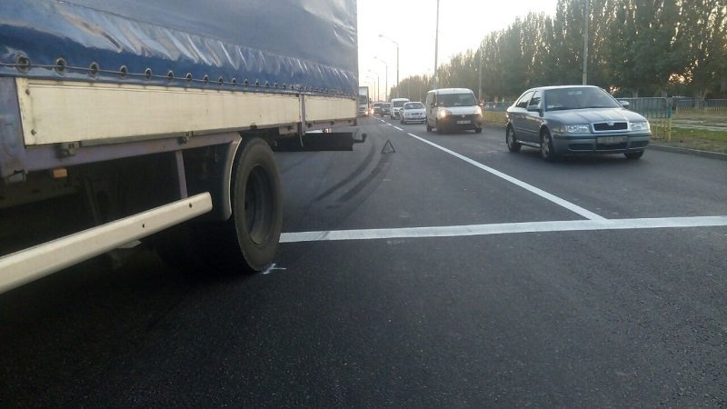 ДТП на Донецком шоссе: дорогу не поделили Opel и фура Volvo 6