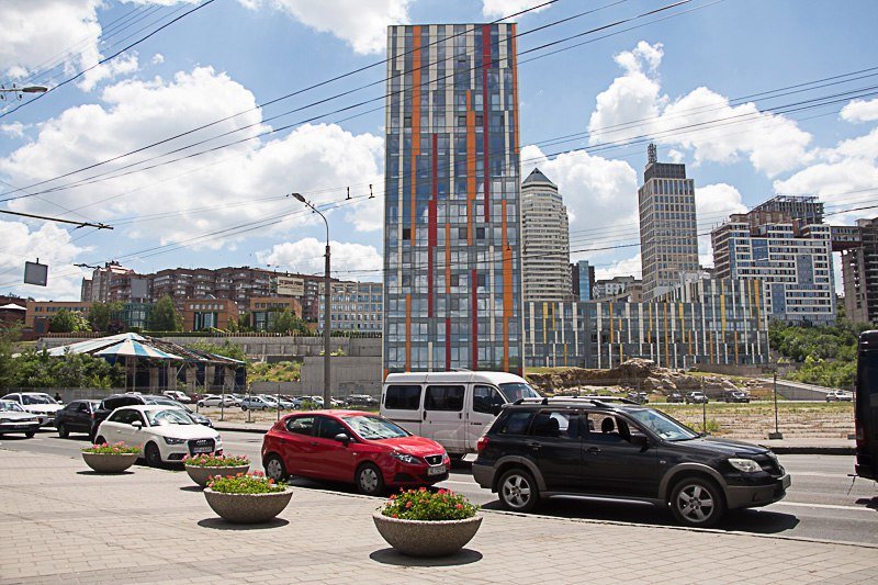 На Сичеславской Набережной столкнулись Audi, Seat и Mitsubishi: образовалась пробка 2