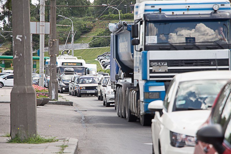 На Сичеславской Набережной столкнулись Audi, Seat и Mitsubishi: образовалась пробка 3