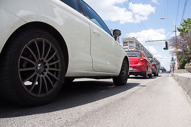 На Сичеславской Набережной столкнулись Audi, Seat и Mitsubishi: образовалась пробка 7