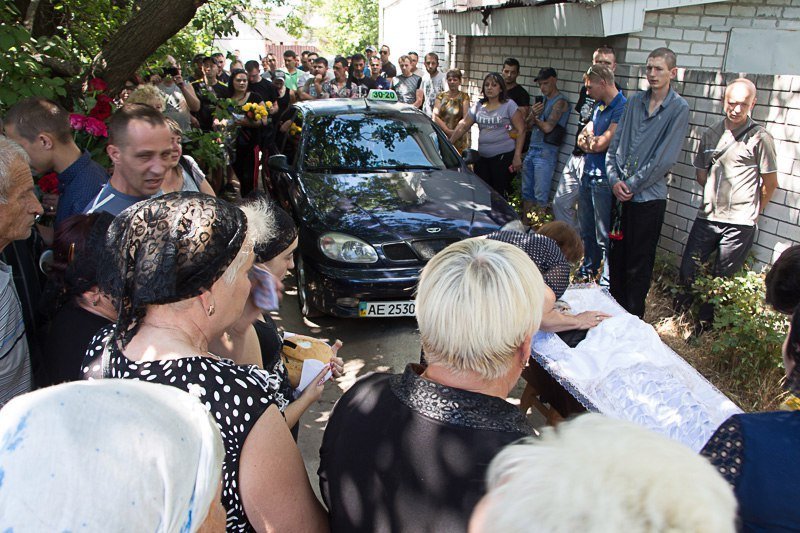 Огромная колонна автомобилей: таксисты Днепра попрощались с погибшей коллегой 1