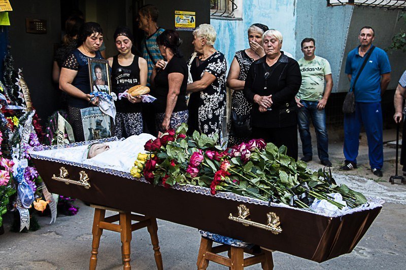 Огромная колонна автомобилей: таксисты Днепра попрощались с погибшей коллегой 2