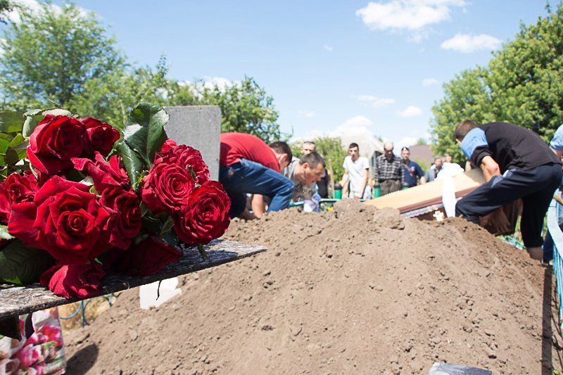 Огромная колонна автомобилей: таксисты Днепра попрощались с погибшей коллегой 5