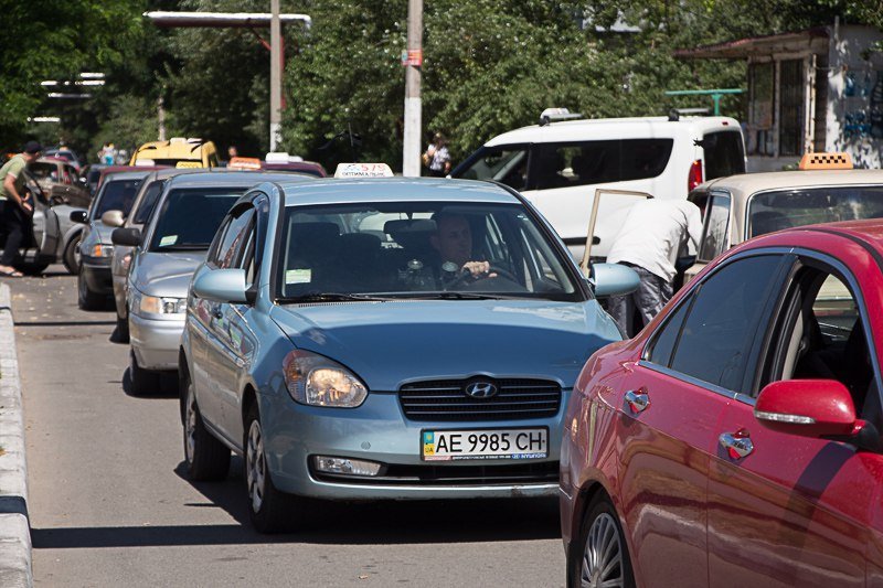 Огромная колонна автомобилей: таксисты Днепра попрощались с погибшей коллегой 8