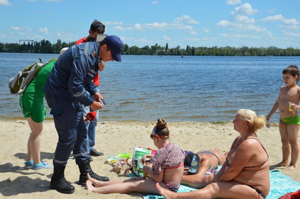 В Днепре спасатели и волонтеры напомнили горожанам о безопасности на воде 1