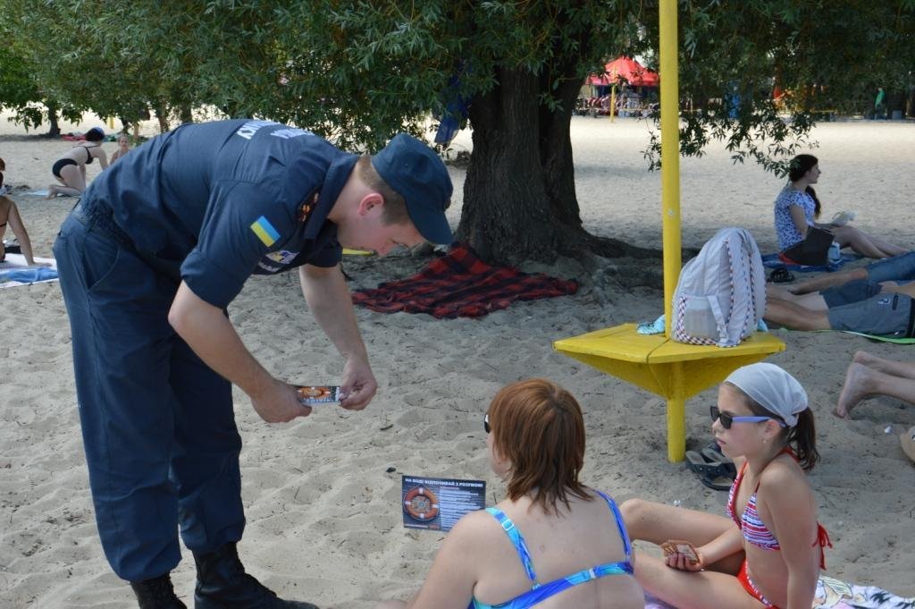 В Днепре спасатели и волонтеры напомнили горожанам о безопасности на воде 3