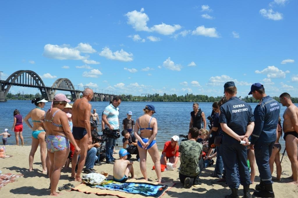 В Днепре спасатели и волонтеры напомнили горожанам о безопасности на воде 7