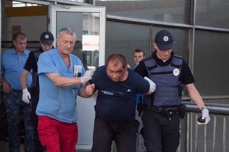 Не дотерпел: мужчина помочился прямо в здании автовокзала Днепра 1