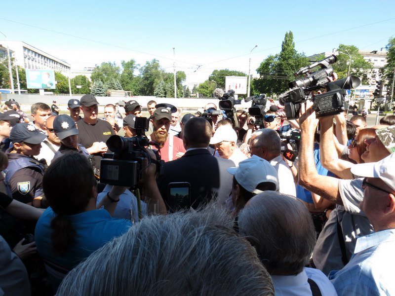 Десятки полицейских, запрещенная символика и провокации: что происходило в центре Днепра 1