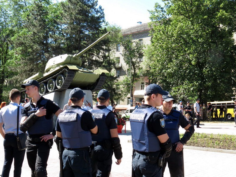 Десятки полицейских, запрещенная символика и провокации: что происходило в центре Днепра 2