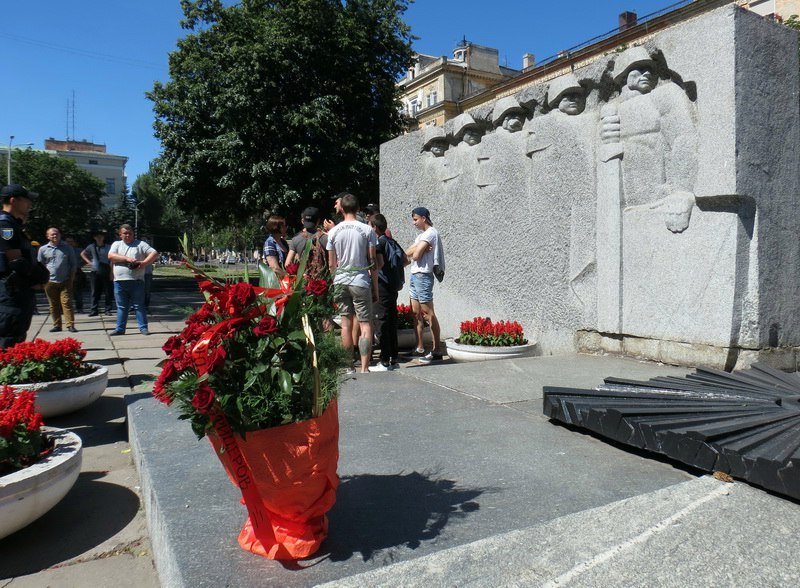 Десятки полицейских, запрещенная символика и провокации: что происходило в центре Днепра 4