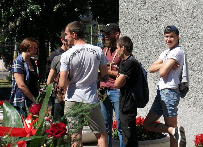 Десятки полицейских, запрещенная символика и провокации: что происходило в центре Днепра 9