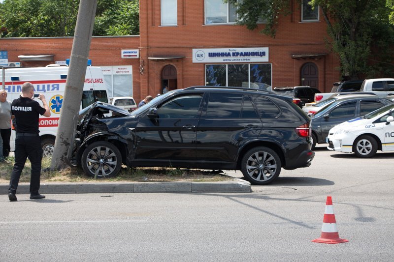 ДТП на Набережной возле WOG: столкнулись BMW и Honda, пострадали две беременные женщины 1