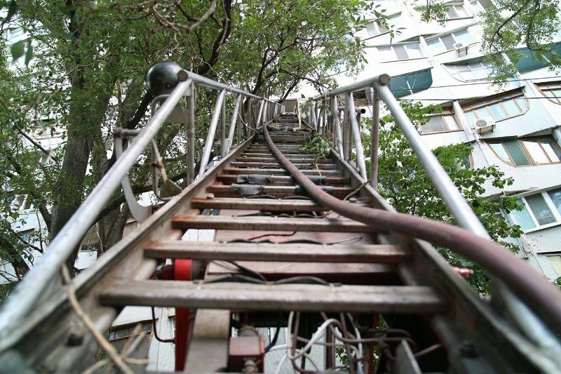 На проспекте Героев горел балкон многоэтажки 4