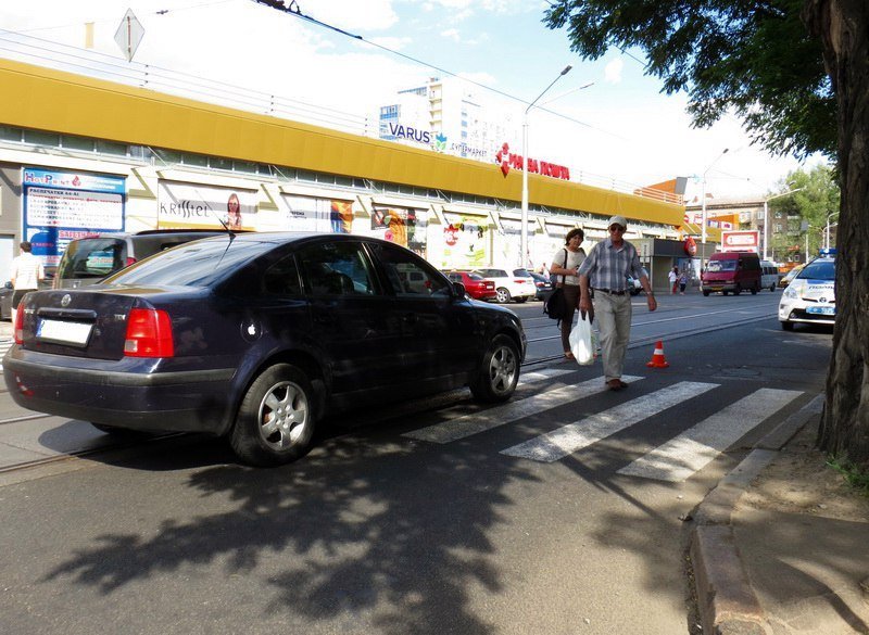 Возле Нагорки Volkswagen сбил девушку на пешеходном переходе 2