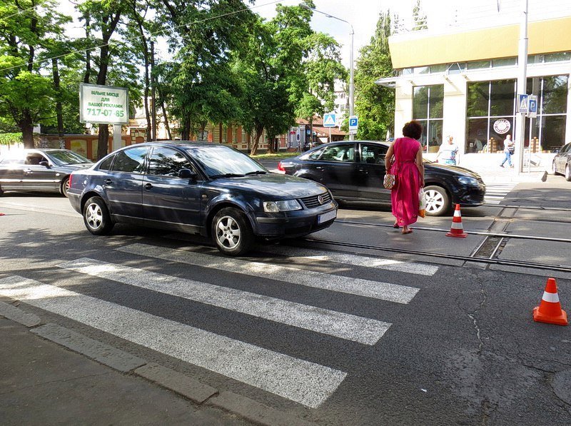 Возле Нагорки Volkswagen сбил девушку на пешеходном переходе 7