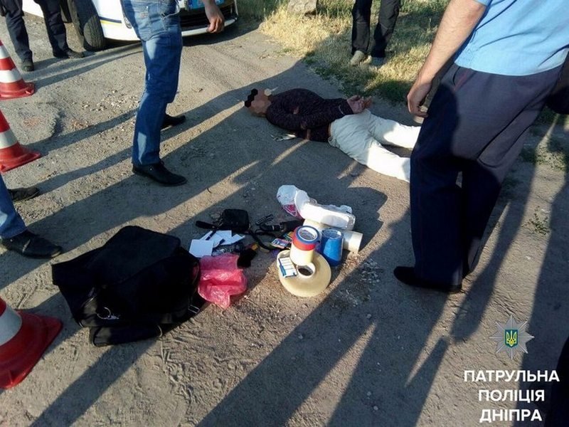 Чуть не зарезал ради "товара": грабитель угрожал продавцам магазина ножом 2